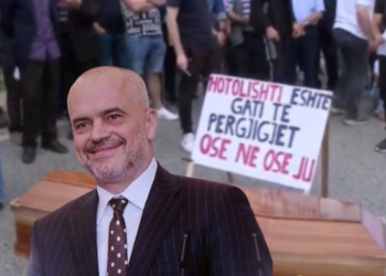 ‘Kërcënuan’ me arkivol në protestë/ Hotolishti voton masivisht Edi Ramën, që planifikon tu shembë banesat