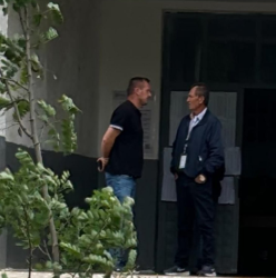 Intimidimi i votuesve/ Vëllai i kandidates së PS në Belsh “ngulet” te qendra e votimit