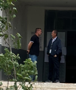 Intimidimi i votuesve/ Vëllai i kandidates së PS në Belsh “ngulet” te qendra e votimit