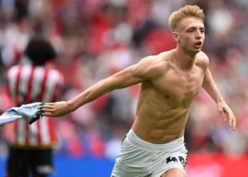 “Çmenduri” në “Wembley”! Sunderland bën përmbysjen e madhe, fiton finale më të shtrenjtë në histori dhe ngjitet në PL