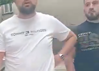 Drejtori i Tatimeve të Gjirokastrës presion votuesve, godet qytetarin që po e filmonte