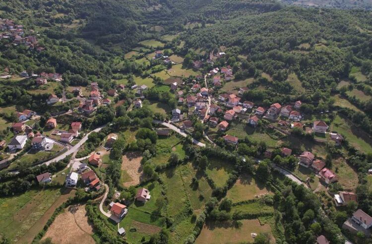 Maqedonia e Veriut josh të rinjtë: 100 mijë € për çiftet që zgjedhin të jetojnë në fshat