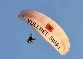 Himarë/ Aksidentohet parashutisti me banderolën elektorale të Vullnet Sinajt