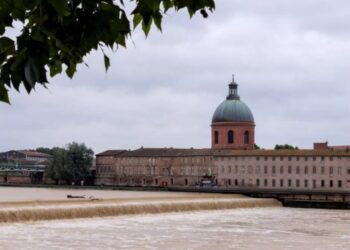 Reshje të rrëmbyeshme të shiut godasin Francën, humbin jetën 3 persona