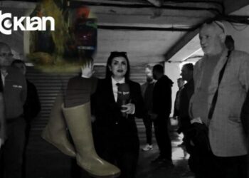 Tiranë – Me çizme punëtorësh në garazh, banorët përmbyten nga ujërat e zeza/ VIDEO