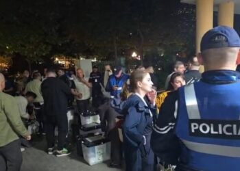 Nis dorëzimi i kutive të votimit për njësinë nr.5 te shkolla “Vasil Shanto” në Tiranë