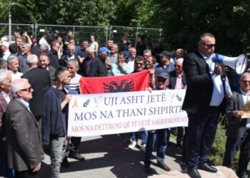 Banorët e Kaçinarit protestë para ministrisë së Infrastrukturës: Balluku të vijë këtu!