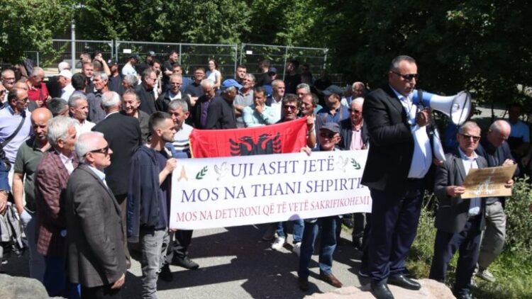 Banorët e Kaçinarit protestë para ministrisë së Infrastrukturës: Balluku të vijë këtu!