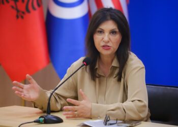 PD denoncon parregullsi në votimin nga diaspora në Greqi, Topalli: Ndaloni dorëzimin e zarfeve dorazi, rrezik për krim elektoral