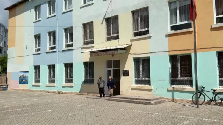 Incident në Pogradec, komisioneri i PS i ngacmon vajzën në qendrën e votimit, i ati e godet me grusht