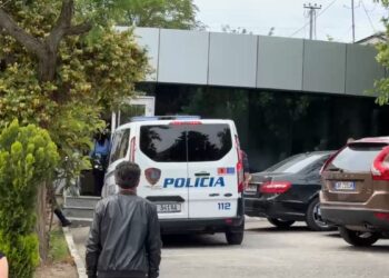 Humb kontrollin e automjetit pranë kishës së Laçit, 45-vjeçarja aksidenton dy persona në kishën e Laçit