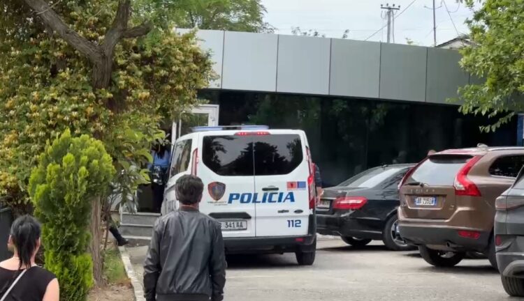 Humb kontrollin e automjetit pranë kishës së Laçit, 45-vjeçarja aksidenton dy persona në kishën e Laçit