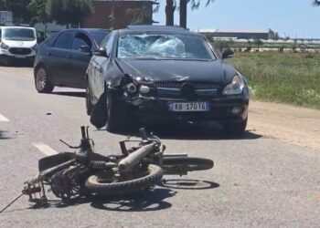 Aksident në Divjakë/ Makina përplaset me motorin, plagoset rëndë drejtuesi i motomjetit