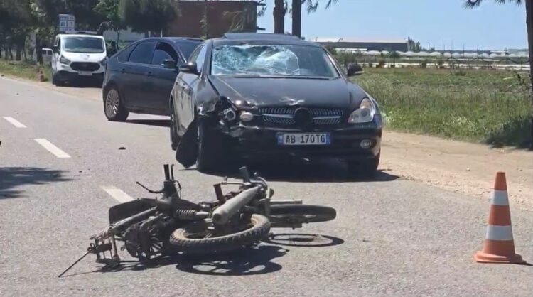 Aksident në Divjakë/ Makina përplaset me motorin, plagoset rëndë drejtuesi i motomjetit
