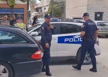 Aksident në Fier, 23-vjeçari përplas për vdekje të moshuarin