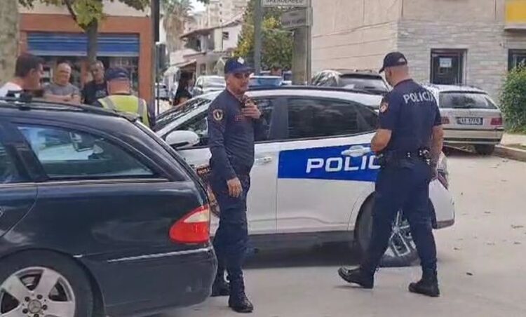 Aksident në Fier, 23-vjeçari përplas për vdekje të moshuarin