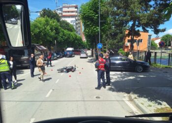 Makina përplaset me motorin në Korçë , plagoset drejtuesi i motomjetit