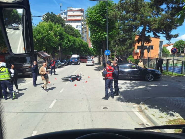 Makina përplaset me motorin në Korçë , plagoset drejtuesi i motomjetit