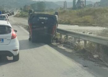 Aksident në Durrës-Tiranë, automjeti përplaset me trafikndarësen dhe përmbyset në rrugë