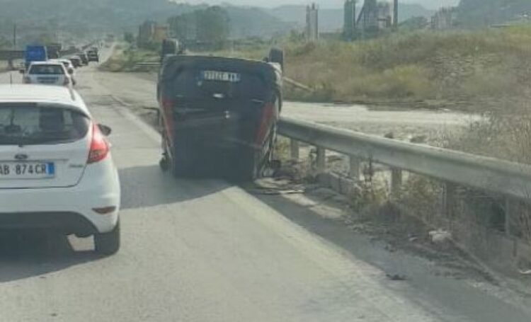 Aksident në Durrës-Tiranë, automjeti përplaset me trafikndarësen dhe përmbyset në rrugë