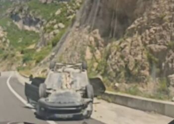 Përplasen dy makina te ‘Shkalla e Tujanit’, një nga automjetet kthehet përmbys