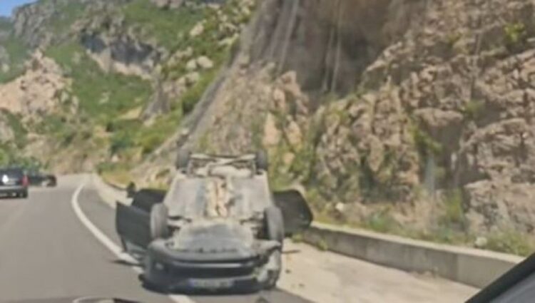 Përplasen dy makina te ‘Shkalla e Tujanit’, një nga automjetet kthehet përmbys