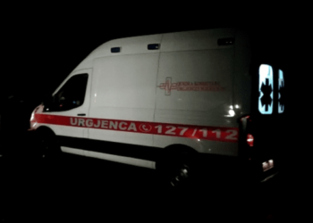 Makina del nga rruga dhe përmbyset në aksin Elbasan-Librazhd, plagosen nënë e bir