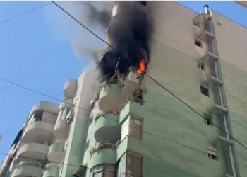 Përfshihet nga flakët një apartament në zonën e Komunës së Parisit (Video)