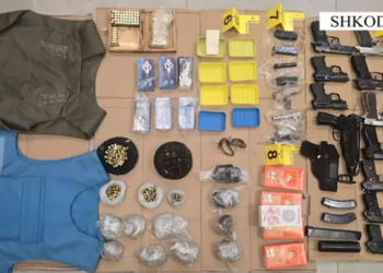 Zbulohet arsenal armësh në Shkodër, sekuestrohen pistoleta, antiplumba dhe silenciator