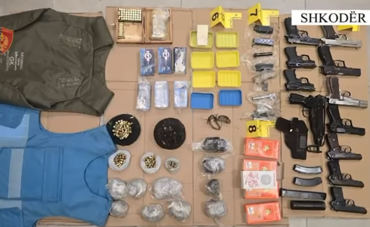 Zbulohet arsenal armësh në Shkodër, sekuestrohen pistoleta, antiplumba dhe silenciator