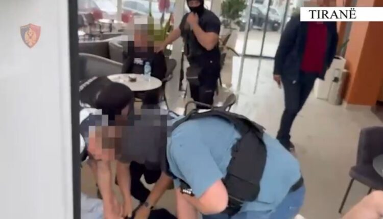 VIDEO – Goditet rrjeti i trafikut të armëve Kosovë-Shqipëri, 10 në pranga (Emrat)