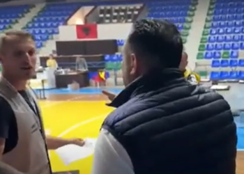 Tensione në një KZAZ në Durrës/ Dy vota tepër në një kuti votimi