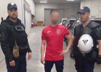 Arrestohet “mjeku” i Vllaznisë në stadium, iu gjetën dhjetëra fishekzjarrë në çantë