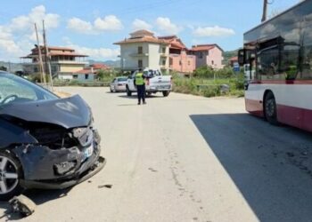 Aksident në aksin Fier-Patos, automjeti përplaset me autobusin