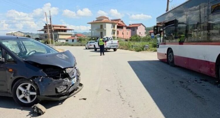 Aksident në aksin Fier-Patos, automjeti përplaset me autobusin