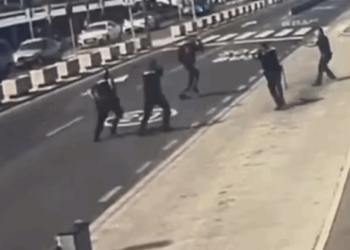 VIDEO/ I sulmoi me thikë, policia spanjolle ekzekuton 18-vjeçarin në sytë e turistëve