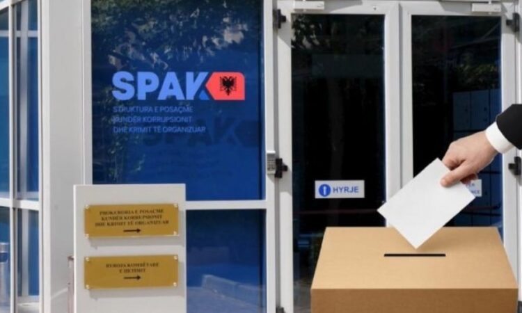 Njerëz të Tom Doshit u kapën në Kukës duke dhënë para tek votuesit, shpallet në kërkim kryeplaku i fshatit Lusen