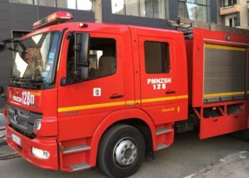 Zjarr në një varrezë automjetesh në Shkodër, digjen tre makina dhe një zyrë pune