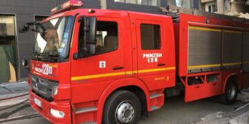 Zjarr në një varrezë automjetesh në Shkodër, digjen tre makina dhe një zyrë pune