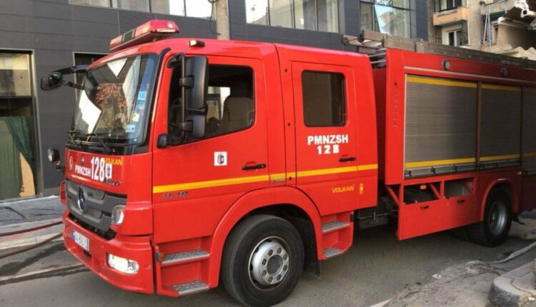 Zjarr në një varrezë automjetesh në Shkodër, digjen tre makina dhe një zyrë pune