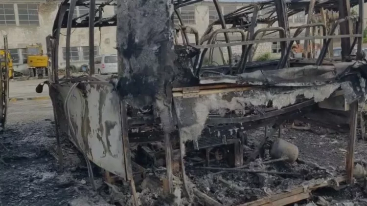 Zjarr në parkun e autobusëve në Lushnjë! Shkrumbohen katër prej tyre, ja dyshimet e para