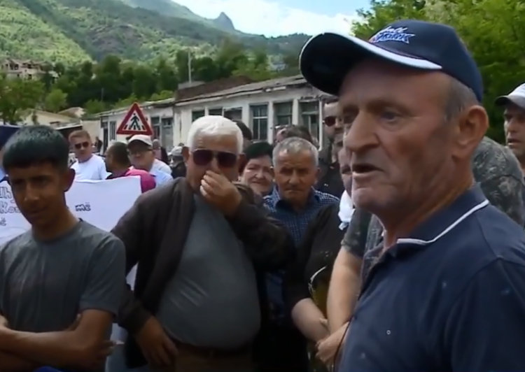 Përfshihet nga flakët një apartament në zonën e Komunës së Parisit (Video)