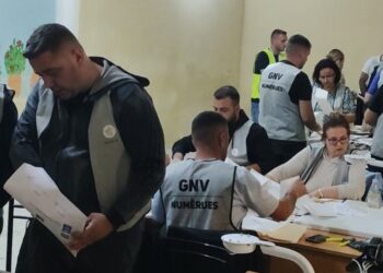 Nis numërimi i votave në qarkun e Beratit, hapen kutitë e para në Kuçovë