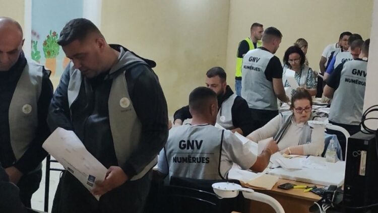 Nis numërimi i votave në qarkun e Beratit, hapen kutitë e para në Kuçovë