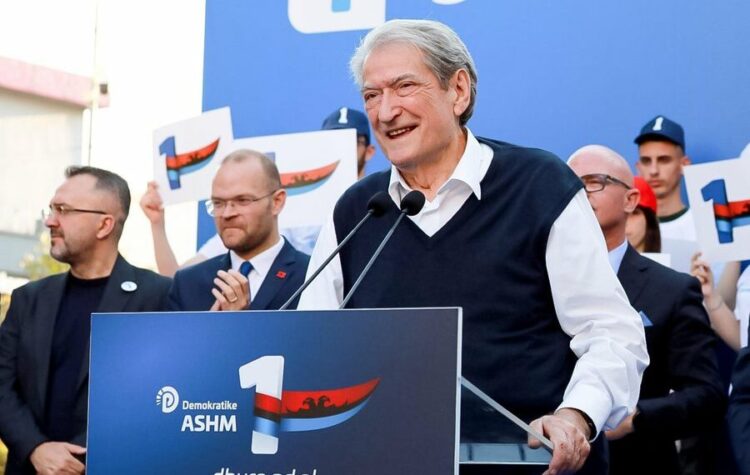 Batuta e Berishës: Rama i bën takimet si komunistët në vitet ’50, me gratë e burrat veçmas