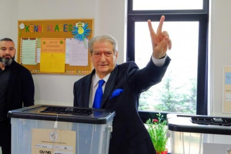 Shqipëria sot voton! Vjen reagimi i parë i Berishës: Njisha, a jeni gati?