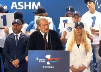 Takimi në Burrel, Berisha mban 1 minutë heshtje për Ditën e Dëshmorëve: Lavdi të rënëve të kombit tonë!