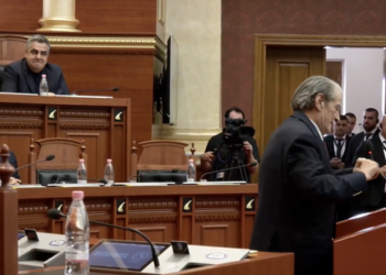 Berisha-Gonxhes: Ti je një bandit! Mbyllet pas 15 minutash me tensione seanca plenare