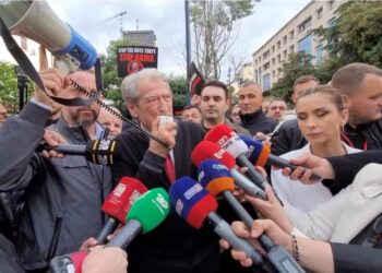 Berisha kthehet nga Brukseli dhe i bashkohet protestës: Rama kurrë nuk do të qëndrojë në atë karrige