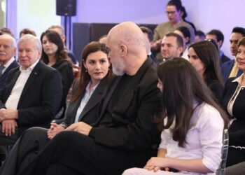 Ministrja e Ramës ‘shpëton’ më në fund nga memet: Tani fjalimet m’i përgatit ChatGPT